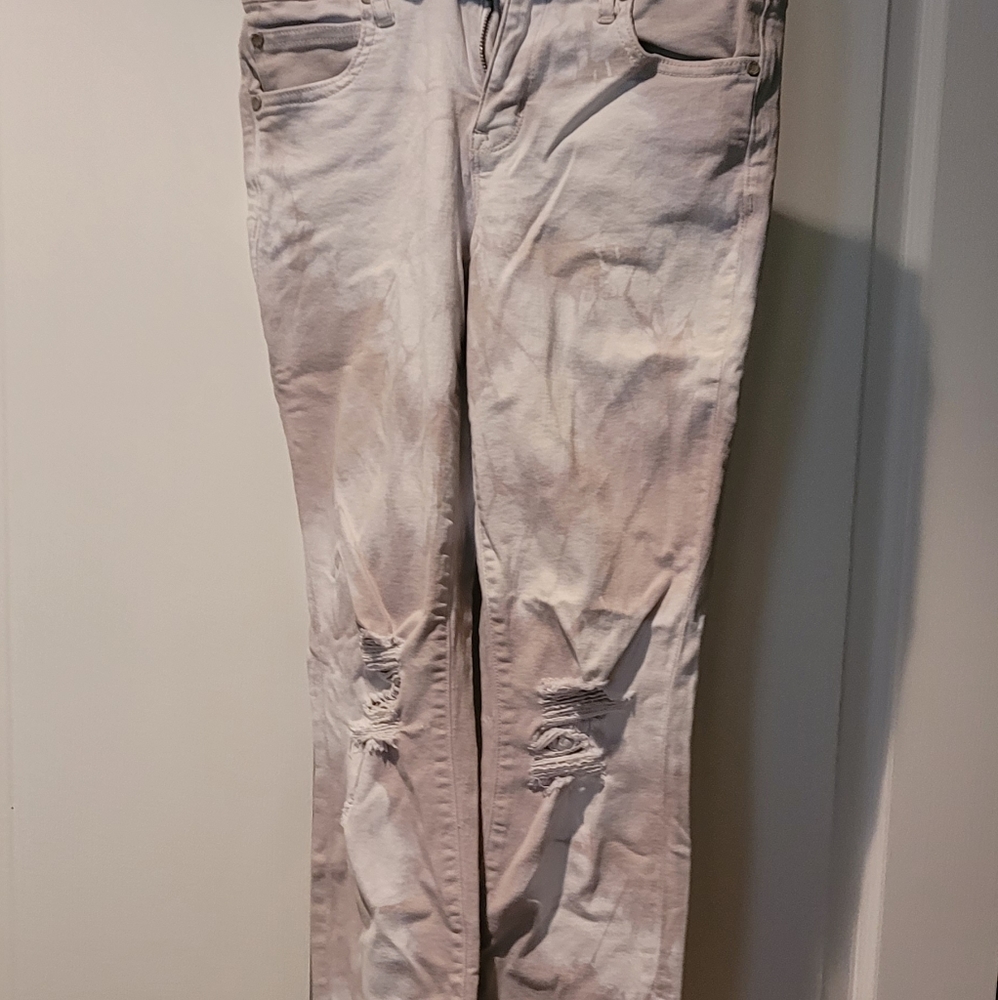 White acid wash jeans